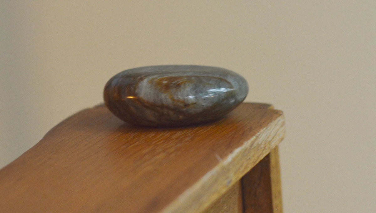 Lavender-Flash Labradorite Gallet Palm Stone