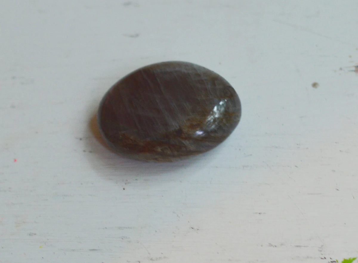 Lavender-Flash Labradorite Gallet Palm Stone